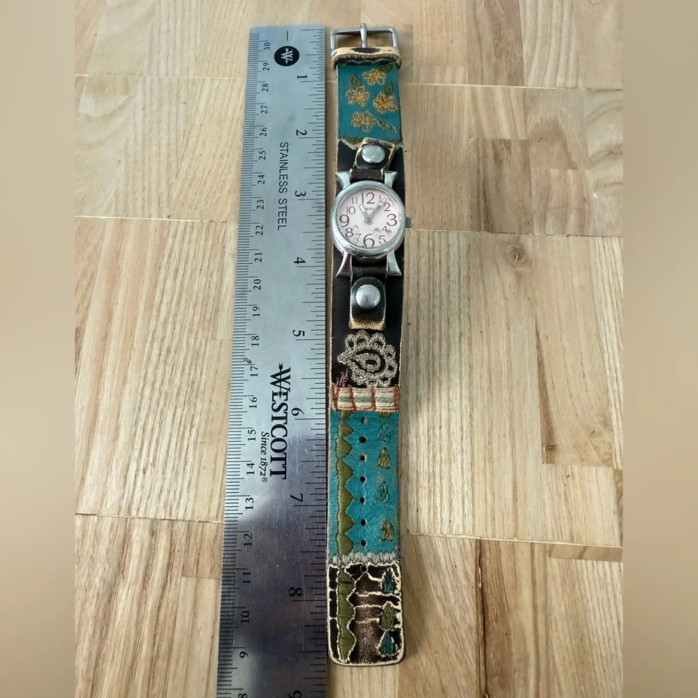 Vintage Fossil ladies wide distressed leather strap NEW BATTERY